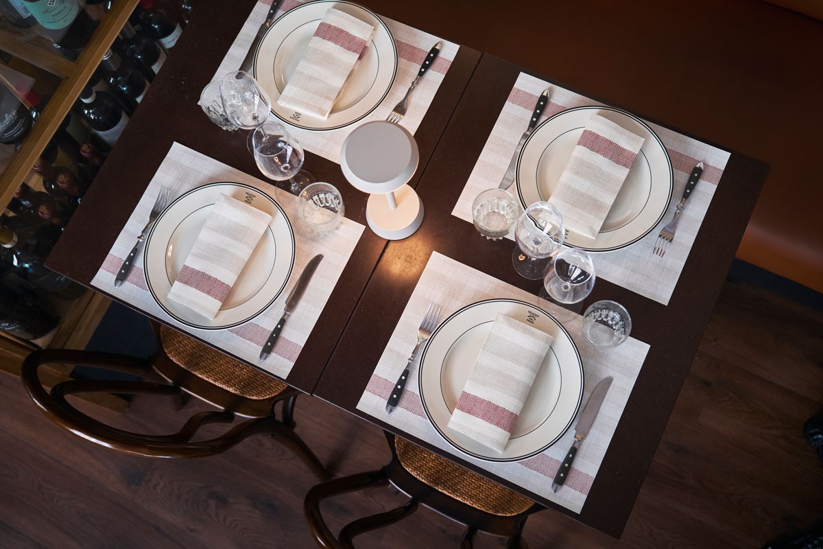 Dunilin Rigato Bordeaux with matching placemat