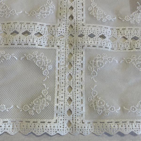 Lace edge detal